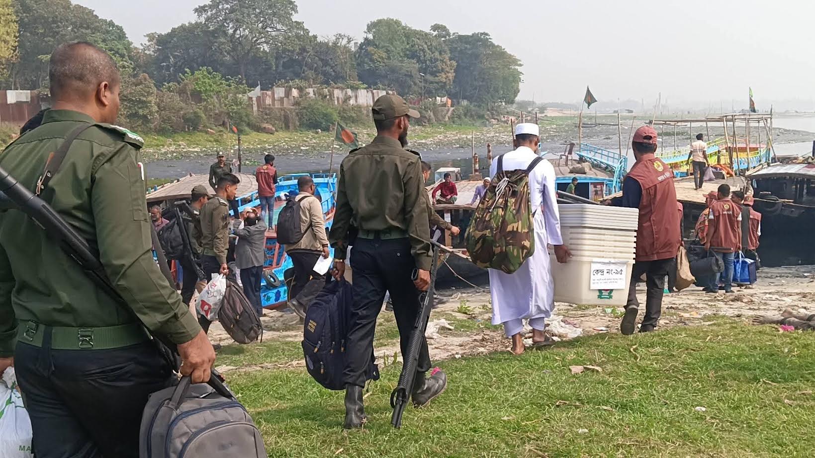 নরসিংদীর ৫ আসনে ৬৬৩ কেন্দ্রে যাচ্ছে নির্বাচনী সরঞ্জাম