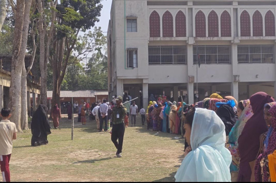 বাউফলে ভোট দিলেন ভোটাররা, কেন্দ্রে নারী ভোটারের আধিক্য