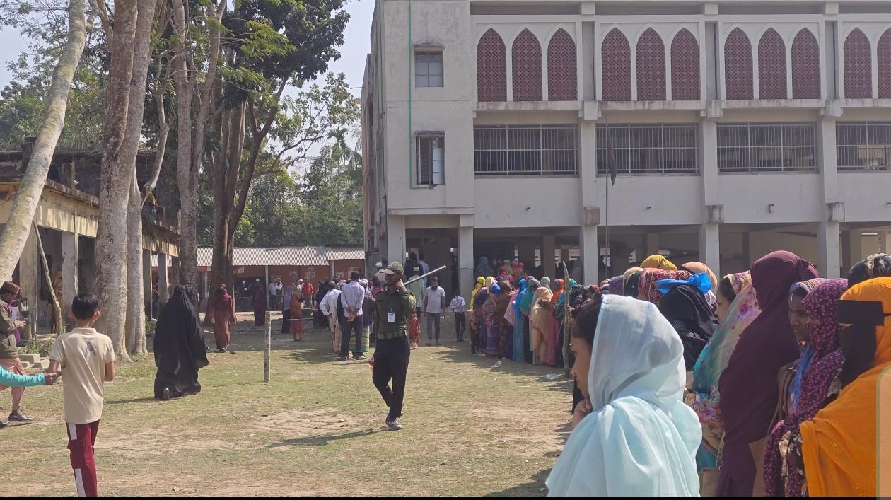 বাউফলে ভোট দিলেন ভোটাররা, কেন্দ্রে নারী ভোটারের আধিক্য