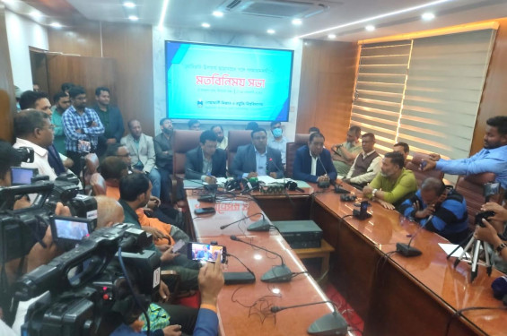 গণমাধ্যমকর্মীদের সঙ্গে নোবিপ্রবি উপাচার্যের মতবিনিময়