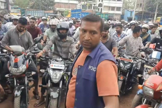 কালীগঞ্জে পেট্রোল পাম্পে মোটরসাইকেল চালকদের সাথে দুর্ব্যবহার, এএসআই ক্লোজড