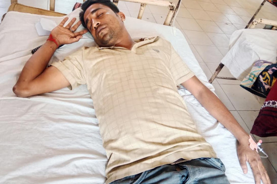 কালীগঞ্জে কলেজের অফিস সহায়ক কে পিটিয়ে জখম হাসপাতালে ভর্তি