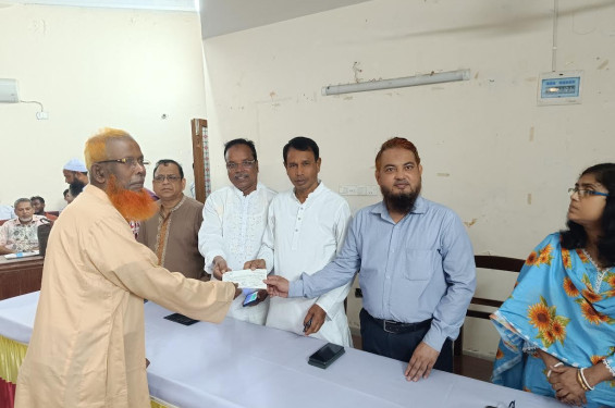 ঝিনাইদহে বিভিন্ন ধর্মীয় প্রতিষ্ঠানের মাঝে ২৬ লাখ টাকার চেক বিতরণ