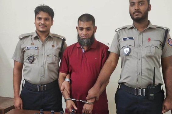 নোয়াখালীতে ক্রেতা সেজে ফেনসিডিল ব্যবসায়ী গ্রেপ্তার