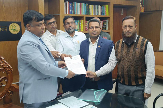 ঝিনাইদহে আউটসোর্সিং পদ্ধতিতে জনবল নিয়োগ প্রক্রিয়া বাতিলের দাবিতে বিক্ষোভ ও স্মারকলিপি পেশ