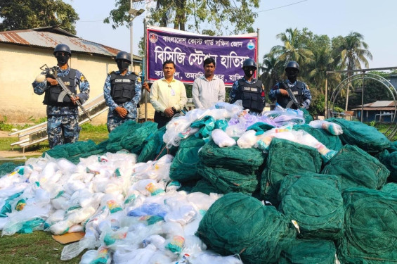 নোয়াখালীতে  কোস্ট গার্ডের যৌথ অভিযানে ৪০ লাখ টাকার অবৈধ জাল ও পলিথিন জব্দ