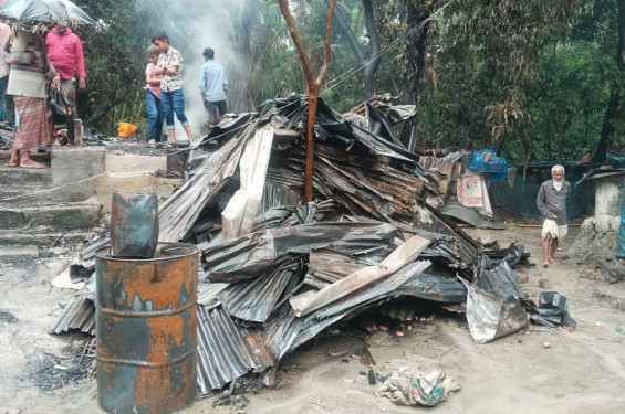 বাউফলে অগ্নিকান্ডে তিন বসতঘর পুড়ে ছাই, ক্ষতি প্রায় ২৫ লাখ টাকা