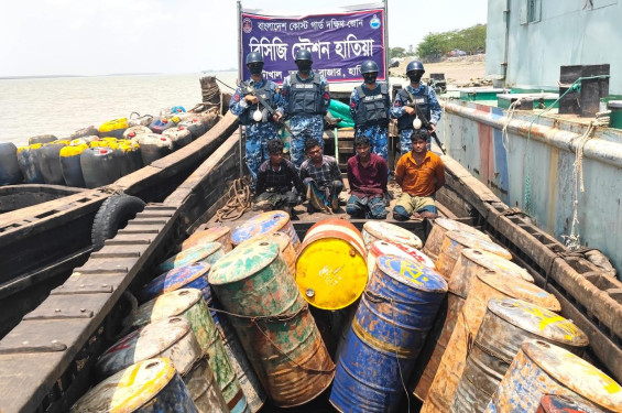 নোয়াখালীতে কোস্টগার্ডের অভিযানে প্রায় ৮ লাখ টাকা মূল্যের জ্বালানি তেল জব্দ, আটক ৪