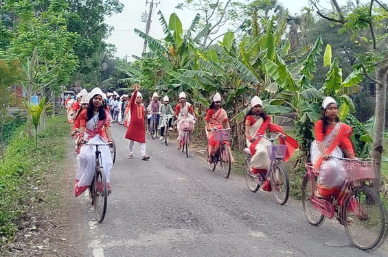 সাইকেল চালিয়ে গ্রামবাসীকে নববর্ষের শুভেচ্ছা জানালো স্কুলছাত্রীরা