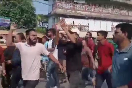 বিএনপি জামায়াতের ডাকা তৃতীয় দফা অনরোধের প্রথমদিনে মদনপুর রাস্তায় ব্যাপক যানবাহনে ভাংচুর
