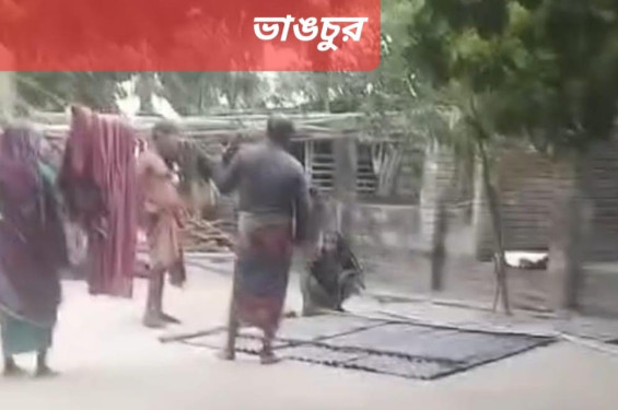 জমি বিরোধের জের: কালীগঞ্জে বাড়িতে হামলা ভাঙচুর ও লুটপাট। বৃদ্ধা সহ দুই মহিলা আহত,থানায় অভিযোগ
