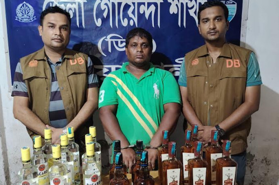 নোয়াখালীতে দারোয়ানের কক্ষ থেকে  বিদেশি মদ উদ্ধার , আটক -১