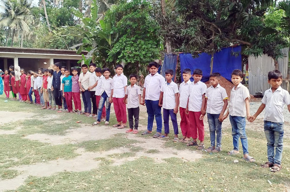 নড়াইলের পূর্বকলাবাড়ীয়া সরকারি প্রাথমিক বিদ্যালয়ের মাঠ দখল করে বাড়ি নির্মাণের প্রতিবাদে মানবববন্ধন