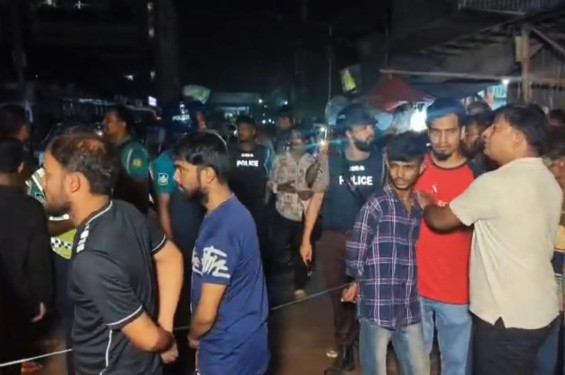 গাজীপুরের টঙ্গী বস্তিতে পুলিশের অভিযানে আটক ৩০