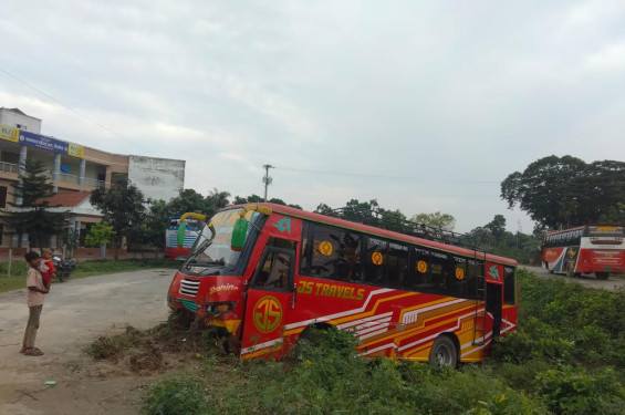 কালীগঞ্জে নিয়ন্ত্রন হারিয়ে যাত্রীবাহি বাস খাদে , আহত ৮
