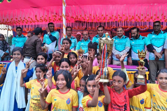 রাণীনগরে প্রাথমিক বিদ্যালয়ের গোল্ডকাপ ফুটবল ফাইনাল খেলা ও পুরস্কার বিতরণী অনুষ্ঠিত