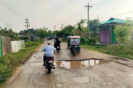 চুনারুঘাটে পুরোনো ঢাকা-সিলেট মহাসড়কের পিচ তোলা অংশে খানাখন্দ