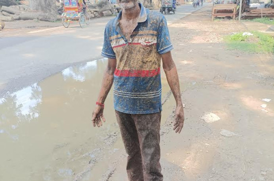 কালীগঞ্জে পৌর এলাকায় সামান্য বৃষ্টিতেই জলাবদ্ধতা, যানবাহনের ছিটানো কাদায় পথচারীরদের দুর্ভোগ