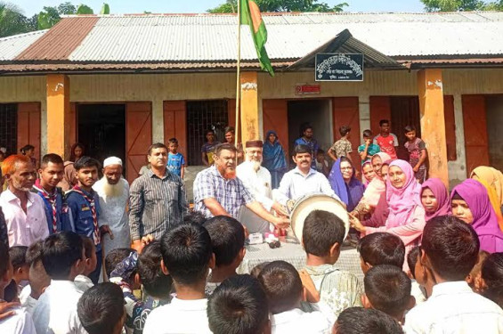 জলিলপুরে শিক্ষা উপকরণ বিতরণ করলেন মেয়র নাদের বখত