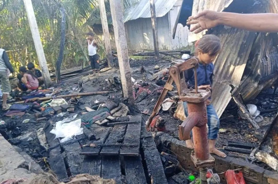 সাতকানিয়ায় আগুনে পুড়লো স্বামীহারা বিলকিসের মাথা গোঁজার ঠাঁই