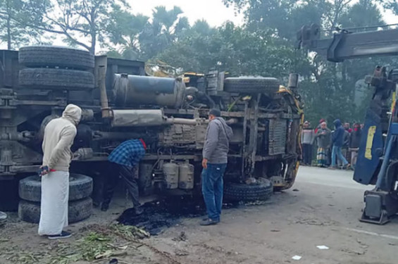 রাজশাহীতে ট্রাক উল্টে ৪ জন নিহত