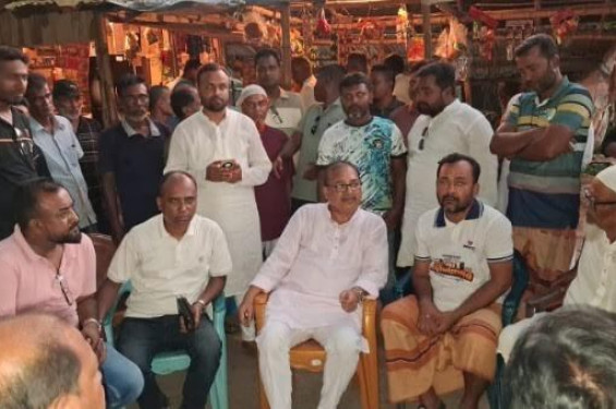 শার্শায় অসুস্থ ও আহত নেতাকর্মীদের পাশে সাবেক এমপি মফিকুল হাসান তৃপ্তি