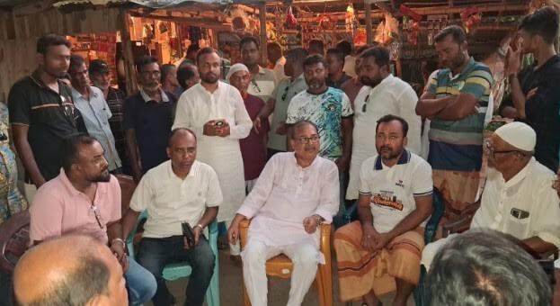 শার্শায় অসুস্থ ও আহত নেতাকর্মীদের পাশে সাবেক এমপি মফিকুল হাসান তৃপ্তি