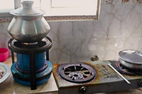 চুলাতে নেই গ্যাস, জ¦লছেনা আগুন