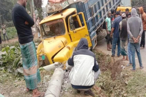ভোর রাতে প্রচন্ড কুয়াশাচ্ছন্ন মৌলভীবাজারে চালক নিয়ন্ত্রণ হারিয়ে ট্রাক খাদে