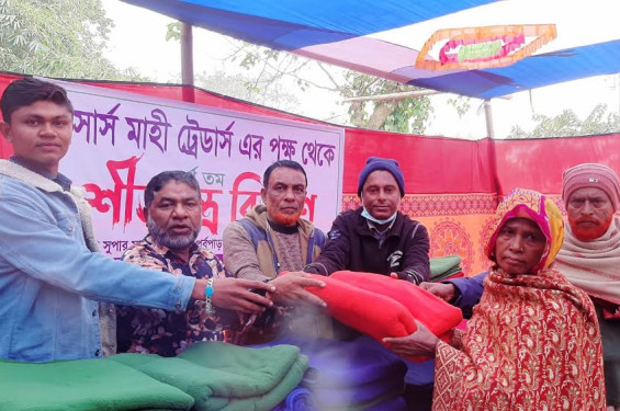 শান্তিগঞ্জে মেসার্স মাহি ট্রেডার্সের শীতবস্ত্র বিতরণ