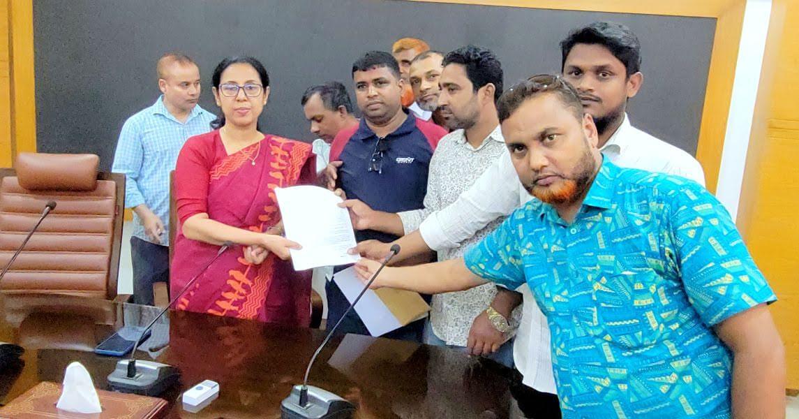 সার ডিলার নীতিমালার সংশোধন ও পূর্বের সুবিধা পুনর্বহালের দাবিতে ঠাকুরগাঁওয়ে বিএডিসি ডিলারদের মানববন্ধন