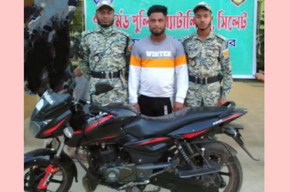 লালাবাজারে মোটরসাইকেলসহ চোর আটক