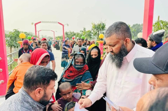দুঃসময়ে নগদ অর্থ দিয়ে এক হাজার অসহায়দের পাশে হাজী সেলিম ফাউন্ডেশন