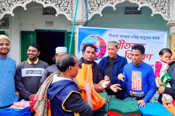 শান্তিগঞ্জের পাগলার মহাজন বাড়িতে শীতবস্ত্র বিতরণ