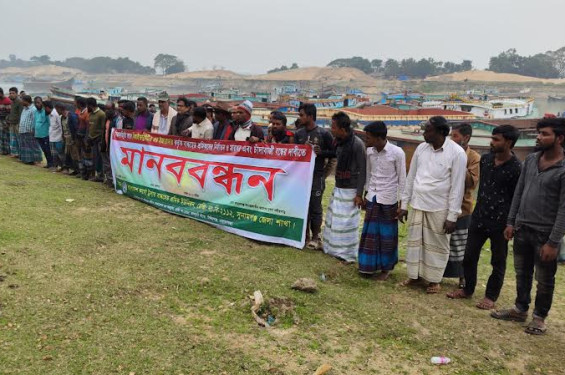 সুনামগঞ্জের জামালগঞ্জে নৌ-পথে চাঁদাবাজী বন্ধের দাবিতে  শ্রমিকদের  মানববন্ধন