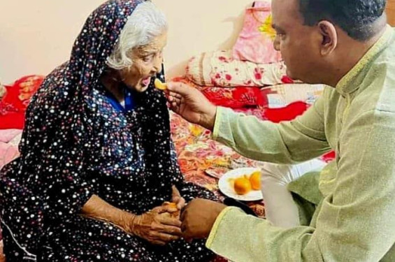 সিলেটি মা: মায়ের জায়নামাজে সকল সুখ