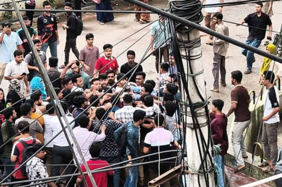 জবিতে ছাত্রদল-শিবিরের সংঘর্ষ, উত্তেজনা