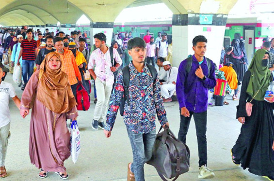 ঢাকায় ফিরছে মানুষ