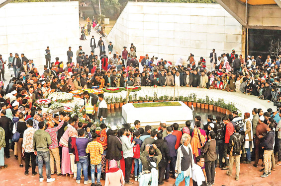 খালেদা জিয়ার সমাধিতে শ্রদ্ধা   জানাতে আসছে মানুষ