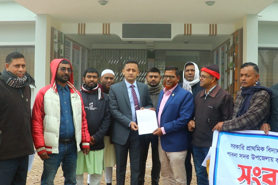 পাবনায় শিক্ষকদের বদলি বাতিলের দাবিতে মানববন্ধন ও স্মারকলিপি