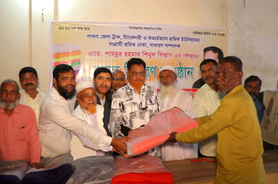 পাবনায় শামসুর রহমান শিমুল বিশ্বাসের অনুদানে কম্বল বিতরণ