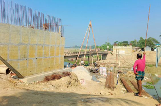 পাবনার সাঁথিয়ায় সরকারী কাজে বাধা, প্রকৌশলীকে মারধরের অভিযোগ