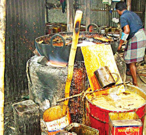 ব্রাহ্মণবাড়িয়ার বাঞ্ছারামপুরে ভেজাল গুড় তৈরি চলছেই