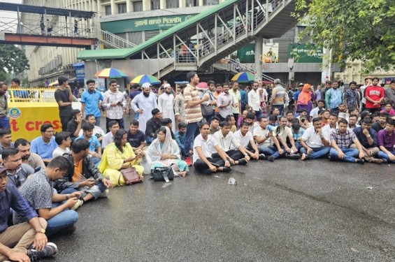 এবার শাহবাগ ও ইন্টারকন্টিনেন্টাল মোড় অবরোধ করলো ছাত্রদলবাংলা