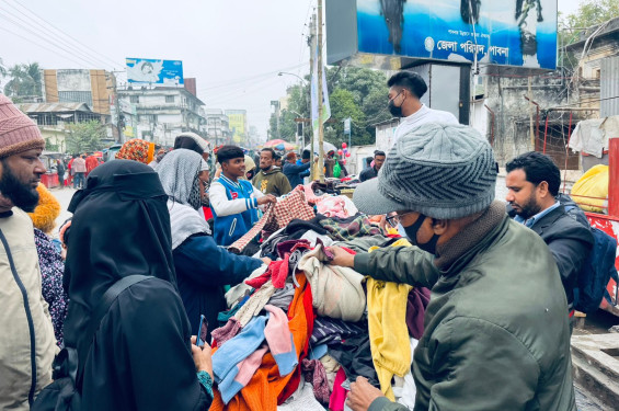 পাবনায় ভিড় বেড়েছে ফুটপাতের গরম কাপড়ের দোকানে