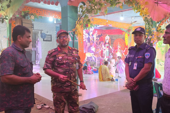 বাঁশখালীতে সেনা কমান্ডারের পূজা মণ্ডপ পরিদর্শন ও উপহার বিতরণ