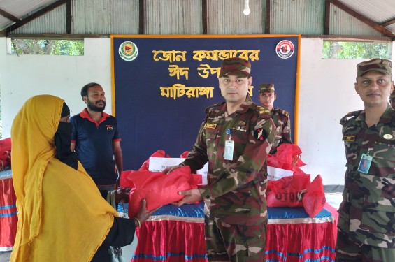 অসহায় ও দুস্তদের মাঝে ঈদ উপহার তুলে দিলেন মাটিরাঙ্গায় সেনা জোন