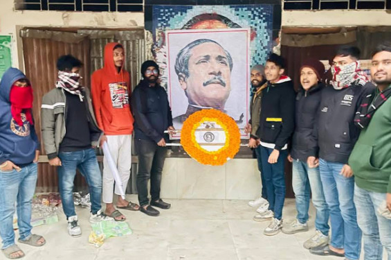 টাঙ্গাইলে নিষিদ্ধ সংগঠন ছাত্রলীগের ঝটিকা মিছিল, বঙ্গবন্ধুর প্রতিকৃতিতে শ্রদ্ধা