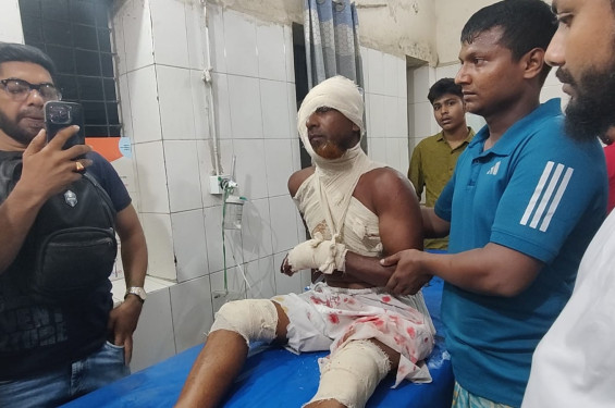 বাউফলে সিএনজি উল্টে গুরুতর আহত ৪