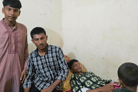 বাউফলে প্রশাসনের উপস্থিতে শিক্ষার্থীকে ছুরিকাঘাত, পুলিশ সহ আহত -২